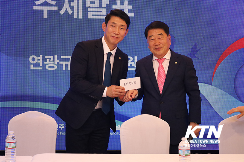 세미나 강사로 출연한 연광규 자문위원(좌)에게 오원성 회장(우)이 장학금을 전달했다.