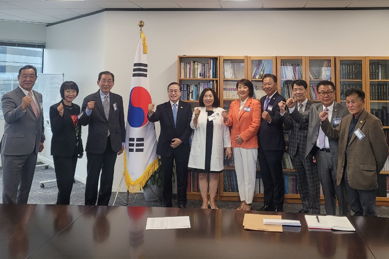 미주총연중남부연합회(회장 김진이)가 튀르키에 구호성금을 휴스턴총영사관에 전달했다.