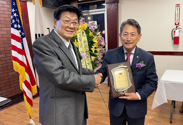 윤정배 전임 회장(좌), 정필원 신임 회장(우)