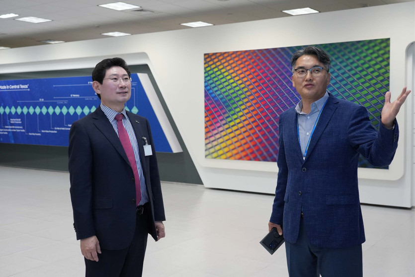 어스틴에 위치한 삼성전자 반도체 공장을 찾은 이상일 용인시장(좌)과 최영일 삼성전자 어스틴 법인 상무(우)