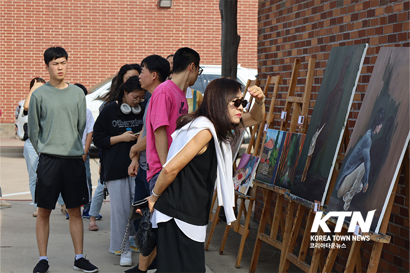 제16회 정기 미술 전시회를 관람하고 있다.